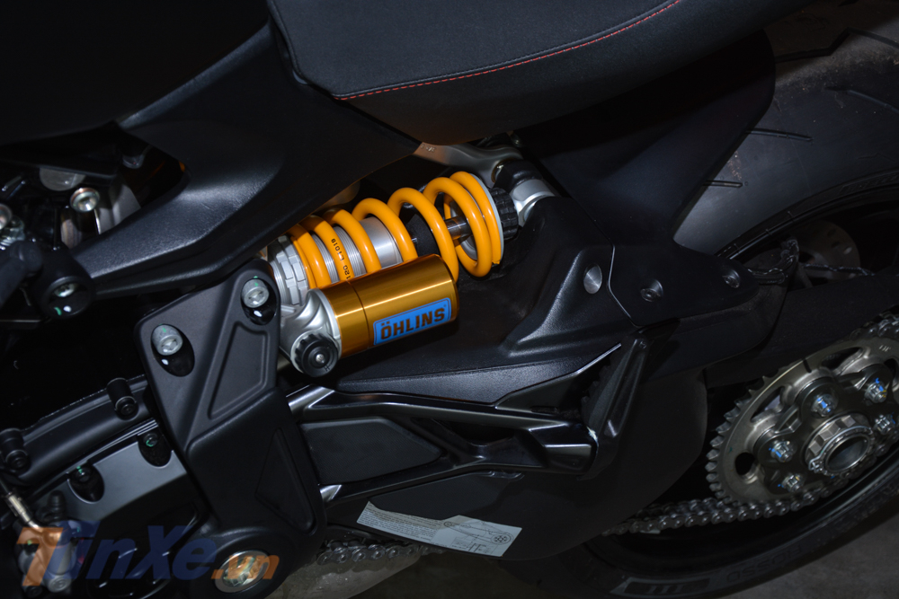 Giảm xóc sau của Ducati Diavel 1260S 2019 vẫn là dạng monoshock nhưng do Ohlins chế tạo có thêm bình dầu rời màu vàng