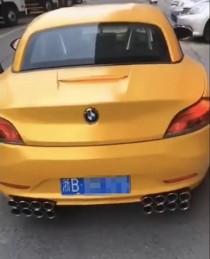 Chiếc xe thể thao BMW Z4 được chủ nhân độ đến 16 ống xả