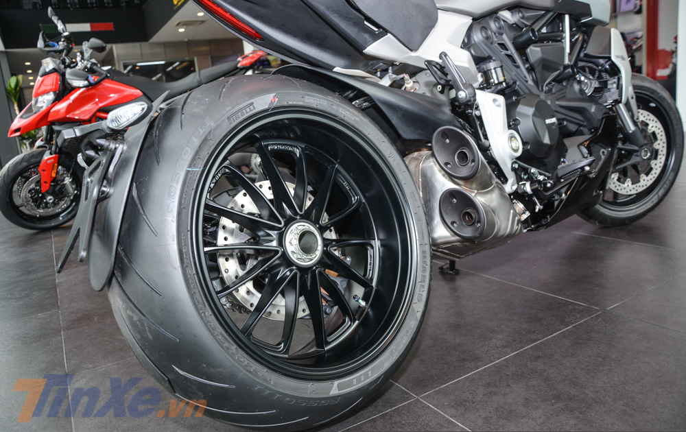 Cận cảnh bộ mâm 17 inch của mẫu xe cruiser cỡ lớn Ducati Diavel 1260 2019 bản tiêu chuẩn