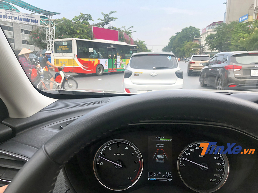 Khi c&oacute; chướng ngại vật ph&iacute;a trước, chiếc xe cũng ngay lấp tức đưa cảnh b&aacute;o đến người l&aacute;i xe bằng h&igrave;nh ảnh v&agrave; &acirc;m thanh.