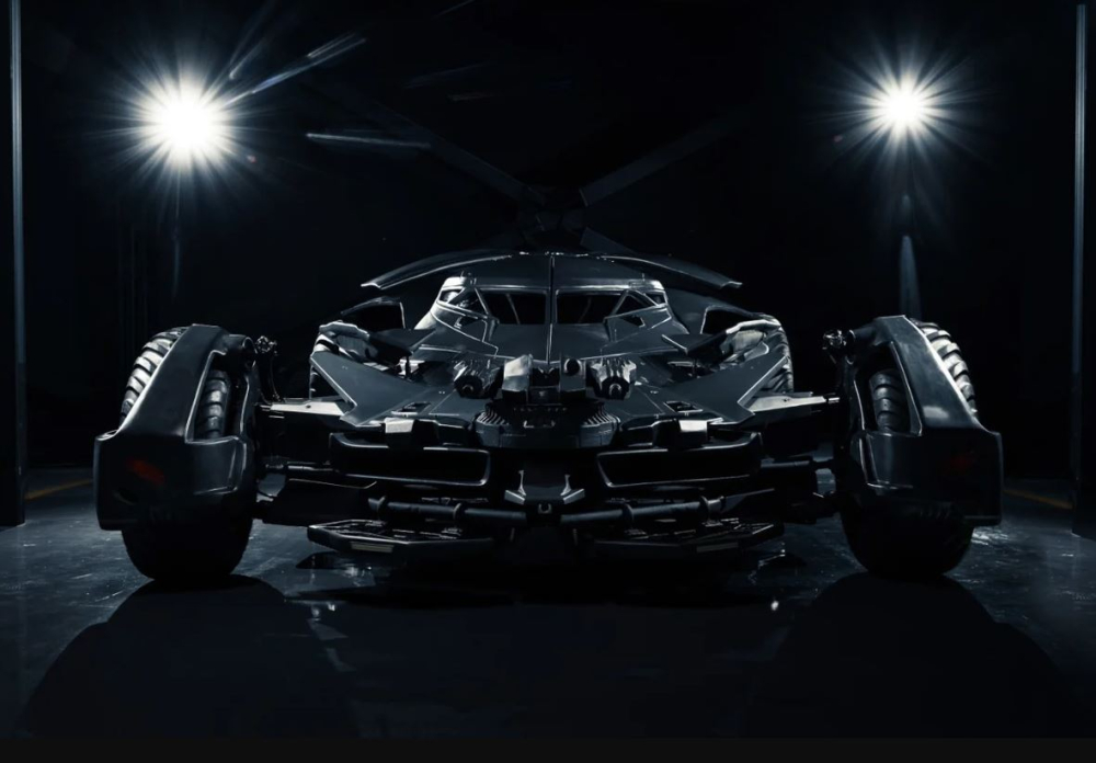 Chiếc Batmobile c&oacute; s&uacute;ng giả tr&ecirc;n nắp cap&ocirc;