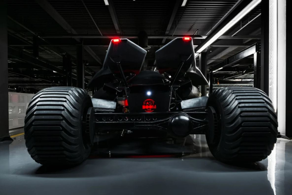 V&igrave; qu&aacute; đồ sộ, chiếc Batmobile n&agrave;y kh&ocirc;ng được ph&eacute;p chạy tr&ecirc;n đường phố