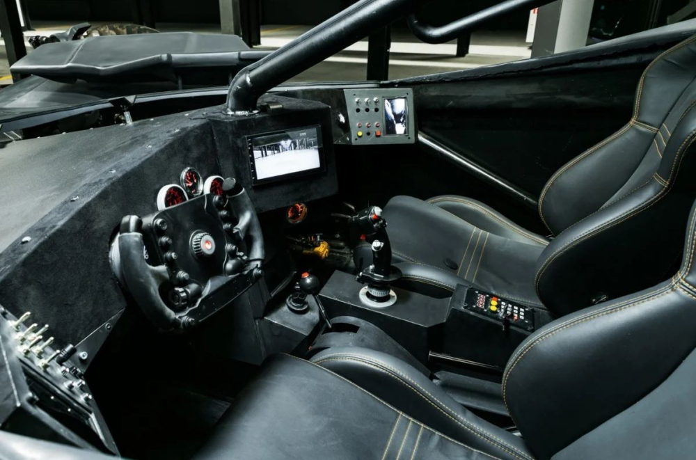 Nội thất b&ecirc;n trong chiếc Batmobile bản sao