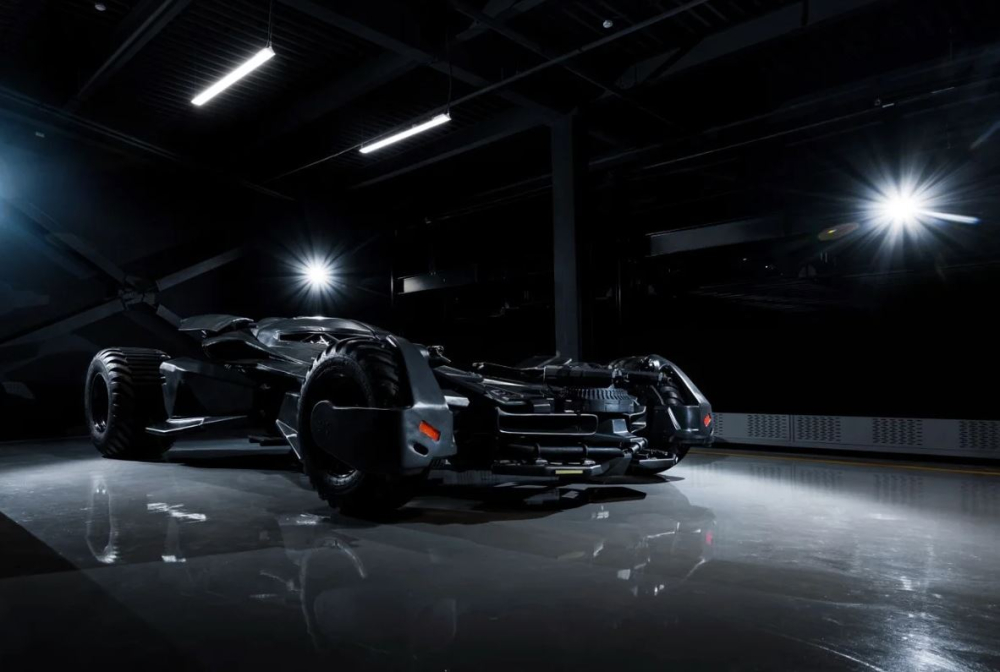 K&iacute;nh của chiếc Batmobile n&agrave;y c&oacute; khả năng chống đạn