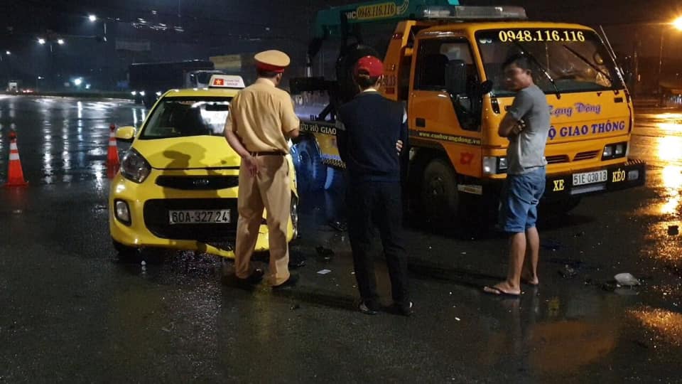 Lực lượng chức năng c&oacute; mặt tại hiện trường vụ tai nạn