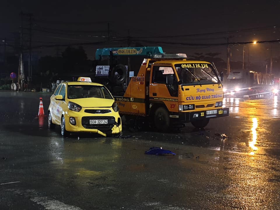 Chiếc taxi t&ocirc;ng chiếc &ocirc; t&ocirc; cứu hộ từ ph&iacute;a sau