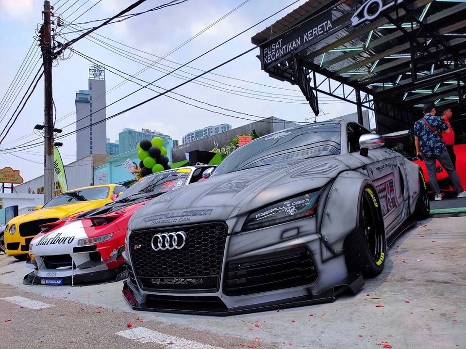 Hai chiếc xe thể thao độ nhưng nổi bật nhất ch&iacute;nh l&agrave; chiếc Audi mang g&oacute;i độ th&acirc;n rộng