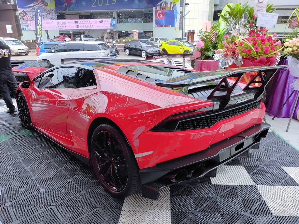 Một chiếc si&ecirc;u xe Lamborghini Huracan LP610-4 m&agrave;u đỏ độ body kit carbon