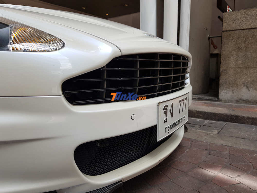 Kiểu lưới tản nhiệt n&agrave;y từng l&agrave; đặc trưng của c&aacute;c d&ograve;ng xe Aston Martin đời cũ như DB9, V8 Vantagae hay cả DB9 mui trần
