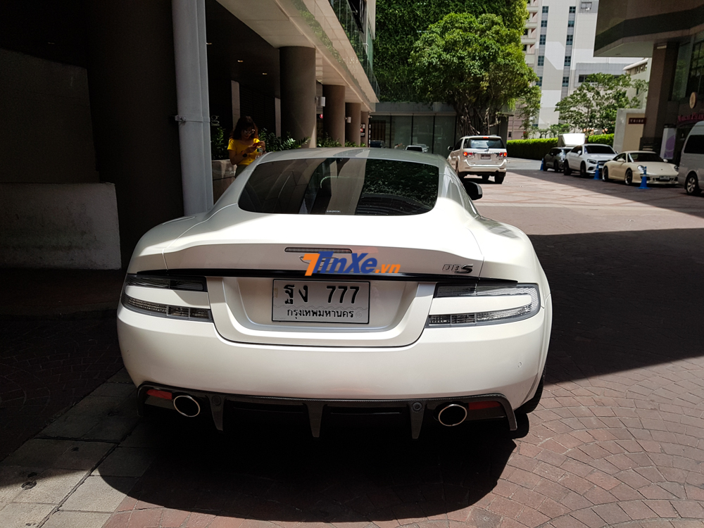 Chiếc si&ecirc;u xe Aston Martin DBS n&agrave;y mang biển số tam hoa 7.