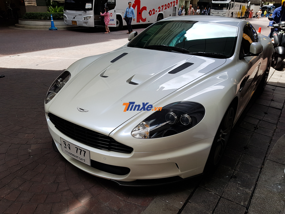 Si&ecirc;u xe DBS ra đời thay thế cho chiếc Vanquish v&agrave; đứng ở h&agrave;ng đầu trong danh mục xe sản xuất h&agrave;ng loạt của Aston Martin