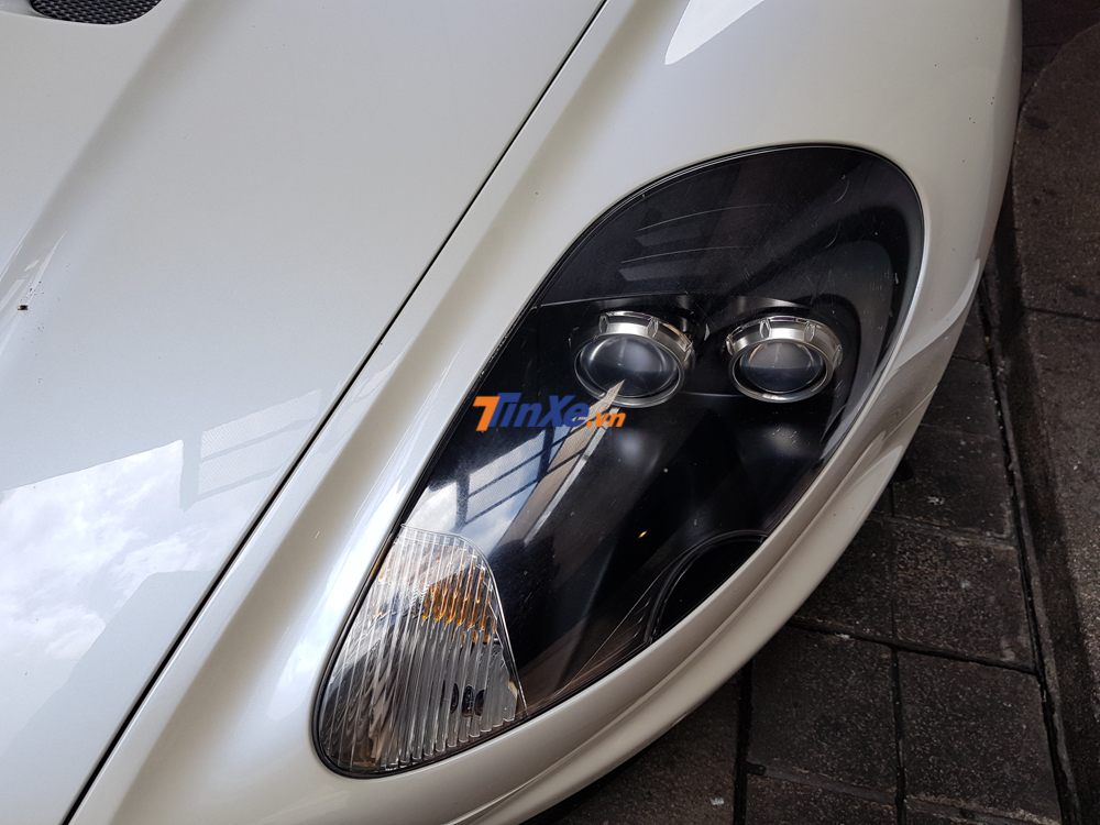 Cận cảnh đ&egrave;n pha của Aston Martin DBS