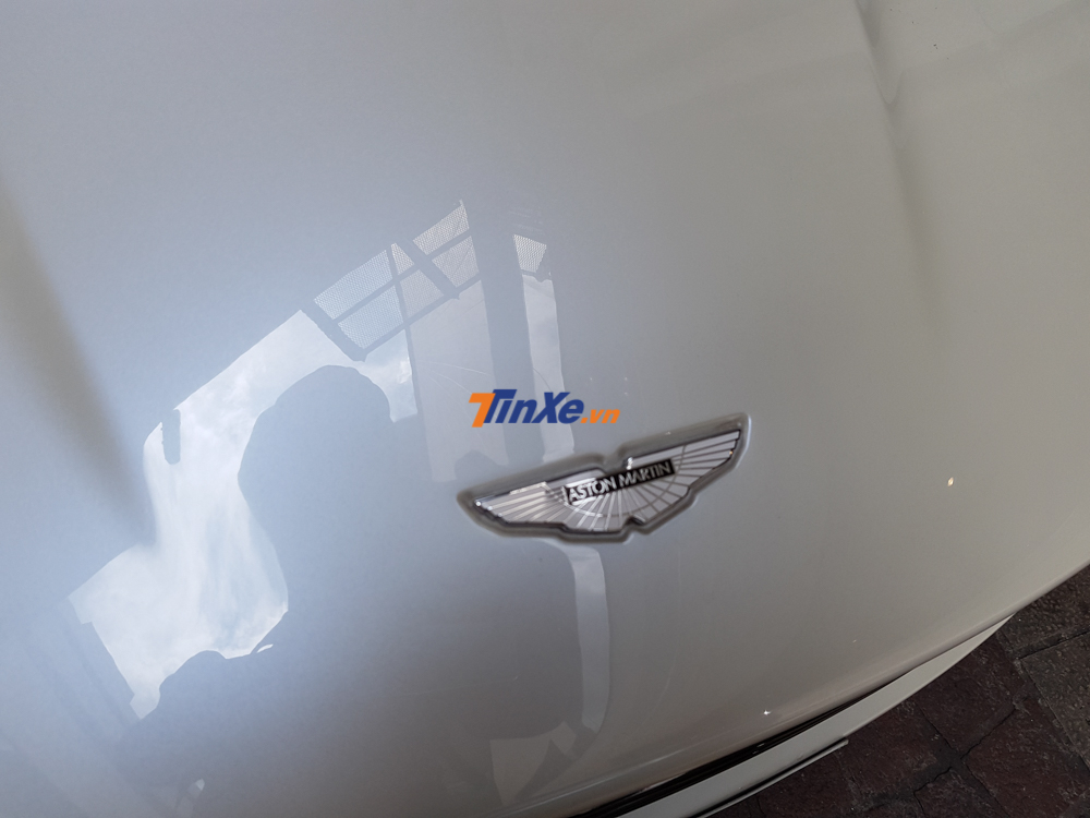 Chiếc si&ecirc;u xe Aston Martin DBS ở Th&aacute;i Lan mang m&agrave;u trắng