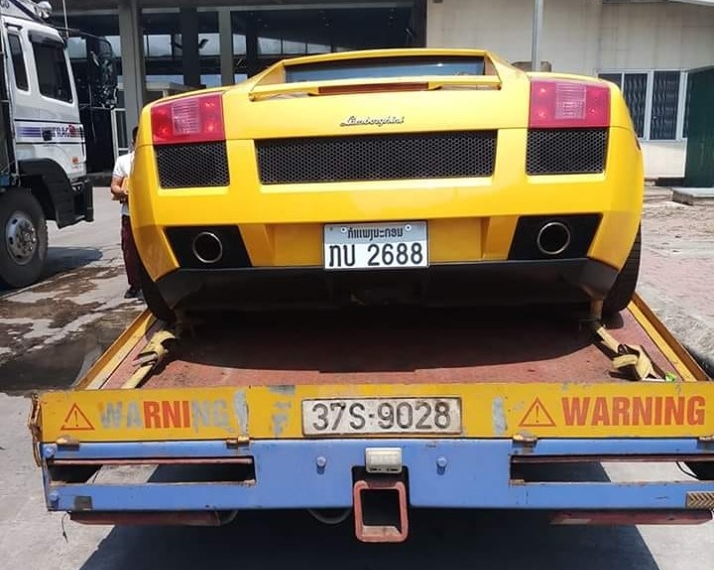 Si&ecirc;u xe Lamborghini Gallardo v&agrave;ng rực mang biển L&agrave;o xuất hiện tại khu kinh tế cửa khẩu quốc tế Cầu Treo, H&agrave; Tĩnh