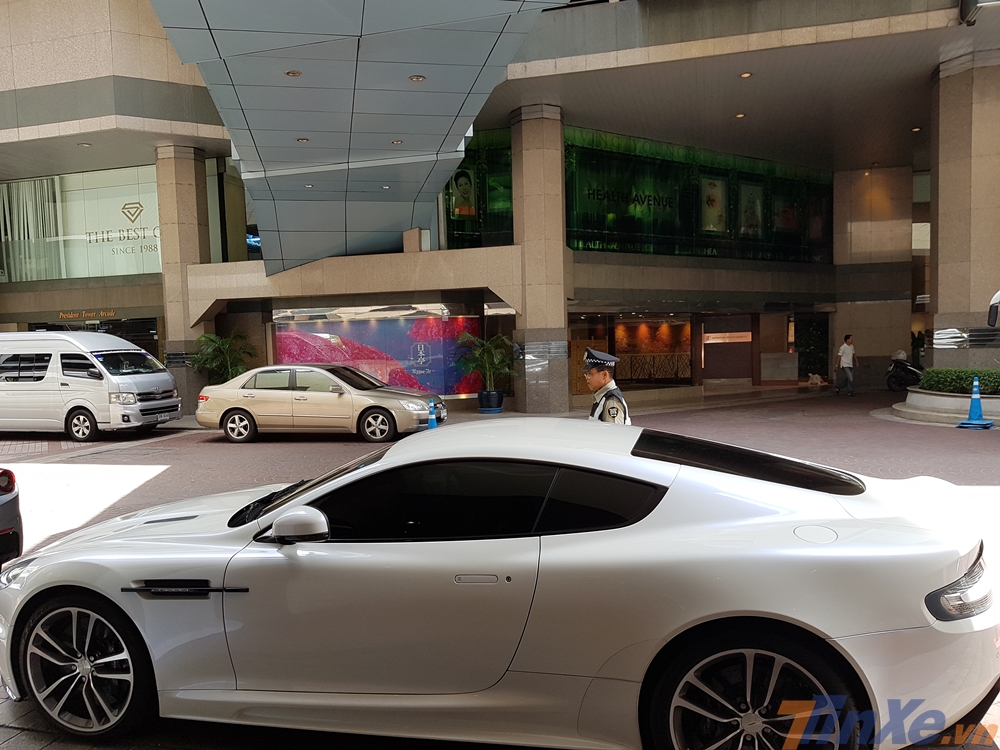Chiếc si&ecirc;u xe Aston Martin DBS c&ograve;n c&oacute; ấn tượng kh&aacute;c kh&ocirc;ng k&eacute;m đ&oacute; ch&iacute;nh l&agrave; bộ v&agrave;nh 20 inch, thiết kế 5 chấu k&eacute;p m&agrave;u s&aacute;ng được lắp lốp Pirelli