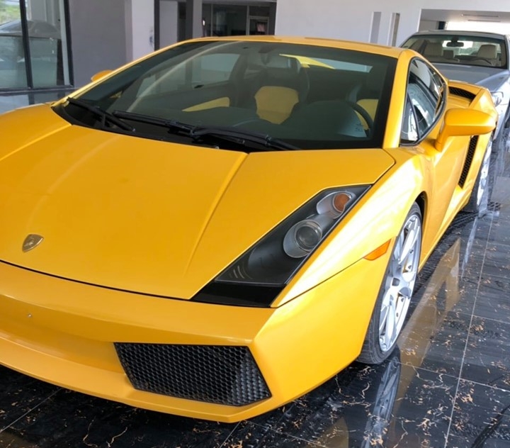 Chiếc Lamborghini Gallardo m&agrave;u v&agrave;ng l&uacute;c c&ograve;n ở showroom si&ecirc;u xe tại L&agrave;o