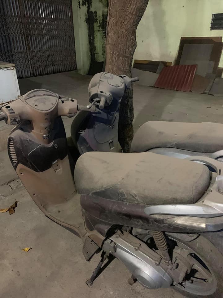 Bụi bám dày trên toàn bộ xe chứng tỏ chủ nhân của hai chiếc xe ga cao cấp này đã bỏ không sử dụng xe trong một thời gian rất dài Bụi bám dày trên toàn bộ xe chứng tỏ chủ nhân của hai chiếc xe ga cao cấp này đã bỏ không sử dụng xe trong một thời gian rất dài