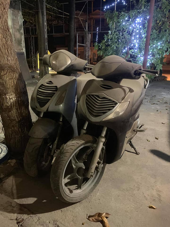 Chiếc Honda PS 150i dường như vẫn đang ở trình trạng tốt và nguyên vẹn. Trong khi đó chiếc Honda SH 150i nhập lại bị mất đi dè chắn bùn và phanh đĩa trước Chiếc Honda PS 150i dường như vẫn đang ở trình trạng tốt và nguyên vẹn. Trong khi đó chiếc Honda SH 150i nhập lại bị mất đi dè chắn bùn và phanh đĩa trước