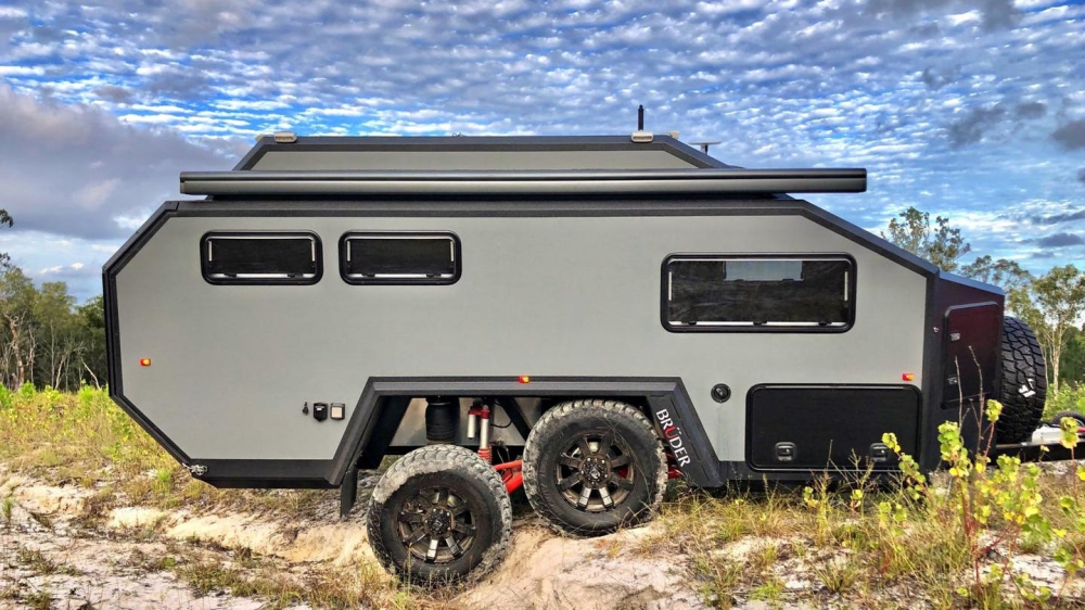 Bruder EXP-6 Expedition là một xe moóc cắm trại với khả năng chinh phục mọi dạng địa hình