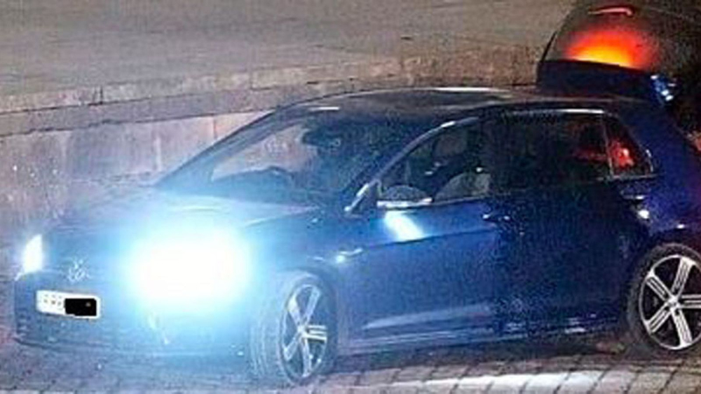 Chiếc Volkswagen Golf R được những t&ecirc;n trộm d&ugrave;ng để chở chiếc bồn cầu bằng v&agrave;ng