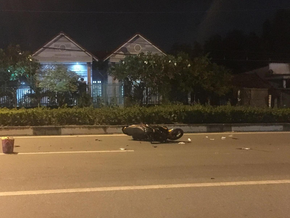 Hai chiếc xe m&aacute;y nằm c&aacute;ch nhau hơn 20 m