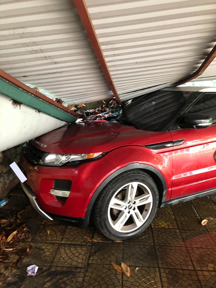 Range Rover tiền tỷ bị m&aacute;i t&ocirc;n của một b&atilde;i gửi xe đổ sập xuống đ&egrave; tr&uacute;ng