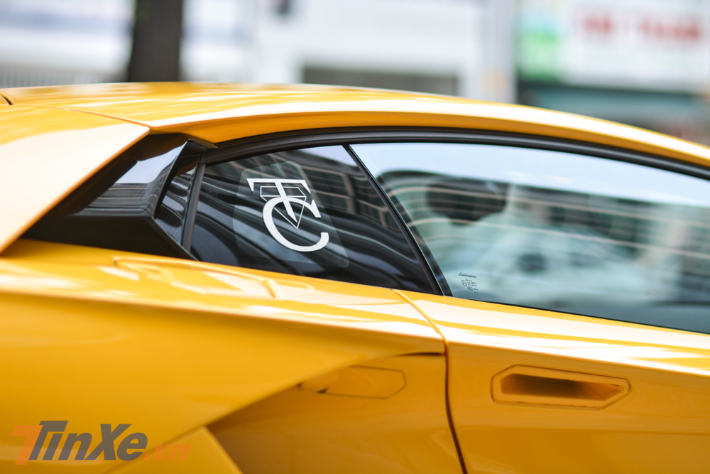 Một th&uacute; vị tr&ecirc;n chiếc si&ecirc;u xe Lamborghini Aventador S LP740-4 của doanh nh&acirc;n quận 12 mới xuất hiện tại S&agrave;i th&agrave;nh ch&iacute;nh l&agrave; gần cửa k&iacute;nh của xe c&oacute; logo CT