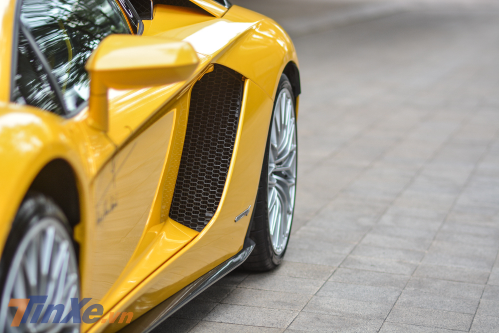 Chiếc si&ecirc;u xe Lamborghini Aventador S LP740-4 của doanh nh&acirc;n quận 12 c&oacute; m&agrave;u sơn Giallo Orion rất nổi bật