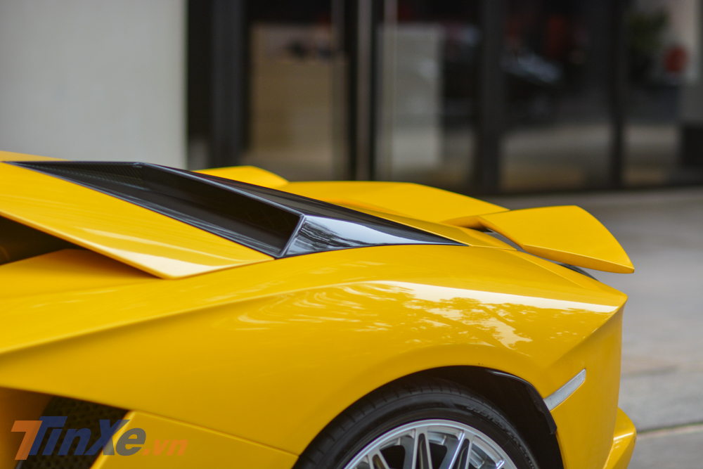 B&ecirc;n h&ocirc;ng xe c&oacute; nẹp sườn v&agrave; cả hốc gi&oacute; cố định bằng carbon