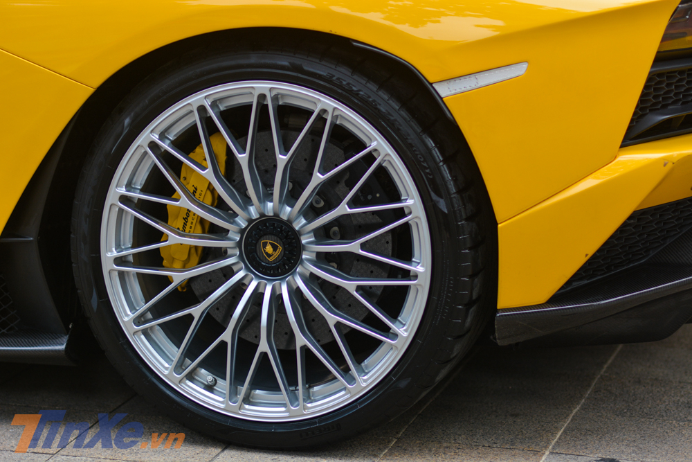  Một thay đổi đ&aacute;ng gi&aacute; kh&aacute;c tr&ecirc;n Lamborghini Aventador S LP740-4 so với bản ti&ecirc;u chuẩn ch&iacute;nh l&agrave; bộ m&acirc;m đa chấu k&eacute;p mới si&ecirc;u nhẹ 