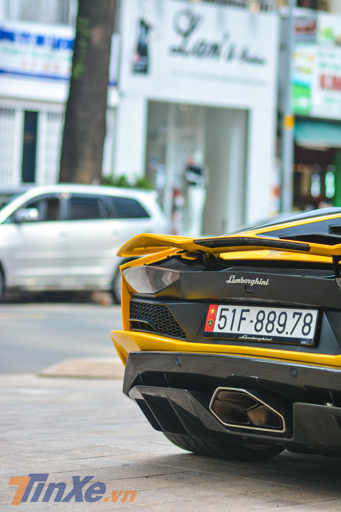 Cuối c&ugrave;ng l&agrave; phần cản va sau v&agrave; khuếch t&aacute;n sau cũng bằng carbon mang đến trọng lượng nhẹ cho xe