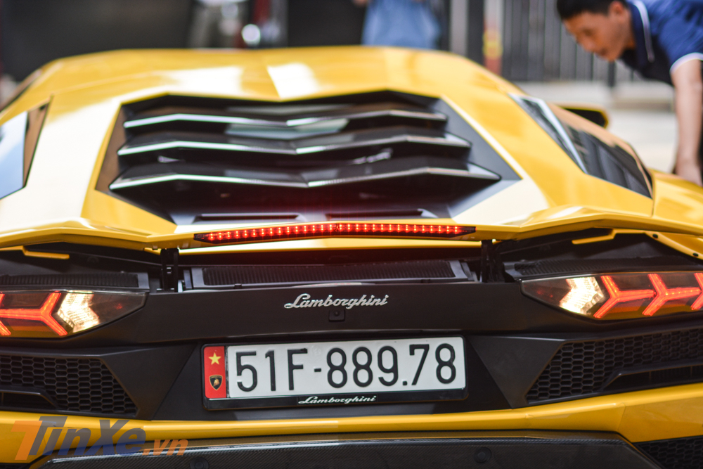 V&agrave; đ&acirc;y l&agrave; đ&egrave;n hậu h&igrave;nh chữ Y nằm ngang cũng như đ&egrave;n phanh LED của si&ecirc;u xe Lamborghini Aventador S LP740-4