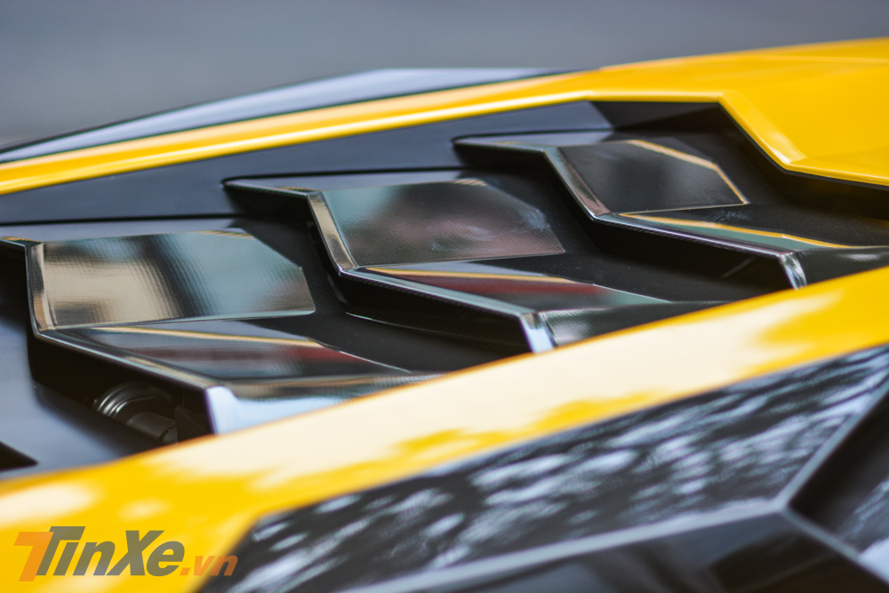 Phần nắp khoang động cơ V12 của si&ecirc;u xe Lamborghini Aventador S LP740-4 cũng bằng carbon