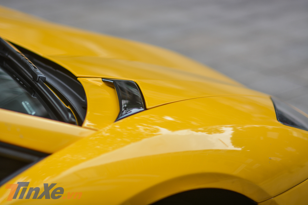 Ngo&agrave;i ra ở ngoại thất chiếc si&ecirc;u xe Lamborghini Aventador S LP740-4 độc nhất v&ocirc; nhị tại Việt Nam c&ograve;n c&oacute; nhiều chi tiết carbon như hốc gi&oacute; tr&ecirc;n nắp khoang h&agrave;nh l&yacute; ph&iacute;a trước