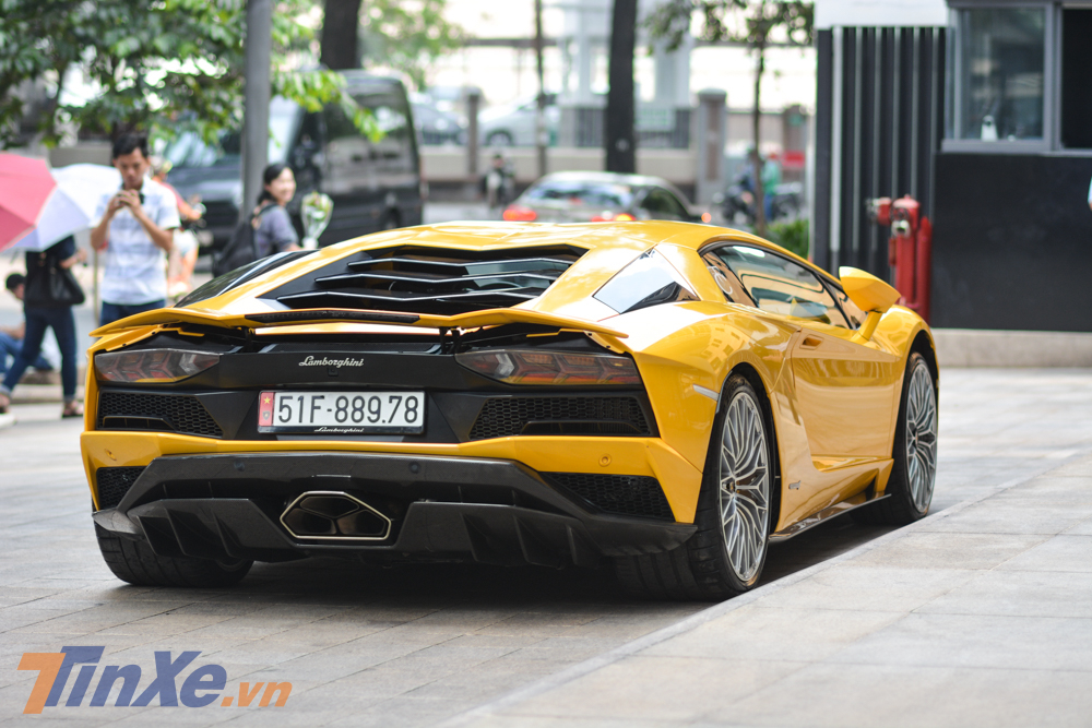 Chiếc si&ecirc;u xe Lamborghini Aventador S LP740-4 m&agrave;u v&agrave;ng n&agrave;y được nhập khẩu ch&iacute;nh h&atilde;ng về Việt Nam v&agrave; nhanh ch&oacute;ng c&oacute; chủ nh&acirc;n sở hữu