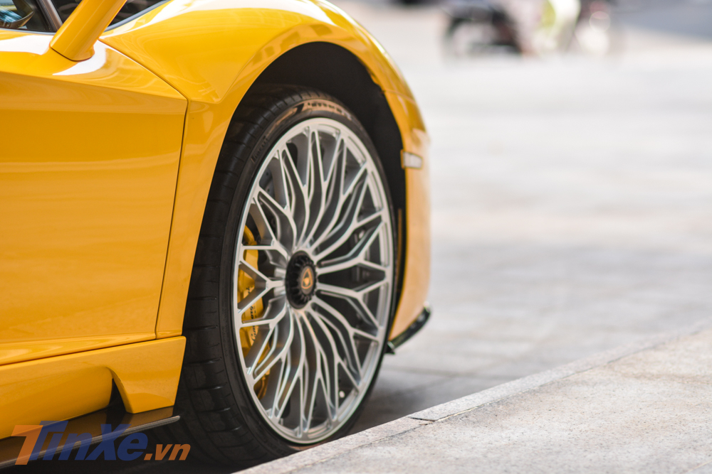 La-zăng n&agrave;y c&ograve;n đi k&egrave;m bộ lốp Pirelli P Zero được chế tạo d&agrave;nh ri&ecirc;ng cho phi&ecirc;n bản n&acirc;ng cấp của si&ecirc;u xe Lamborghini Aventador LP700-4 