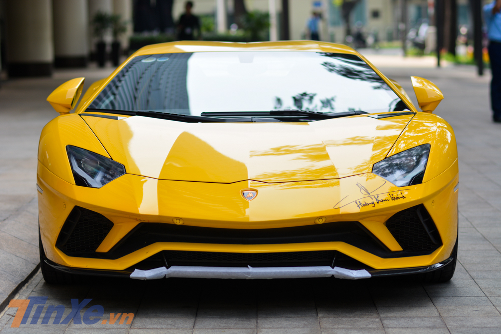 Lamborghini Aventador S LP740-4 n&agrave;y mới được chủ nh&acirc;n vận chuyển ra H&agrave; Nội để c&aacute;c kỹ thuật vi&ecirc;n của đại l&yacute; Lamborghini Việt Nam thay thế một số chi tiết carbon bị hỏng