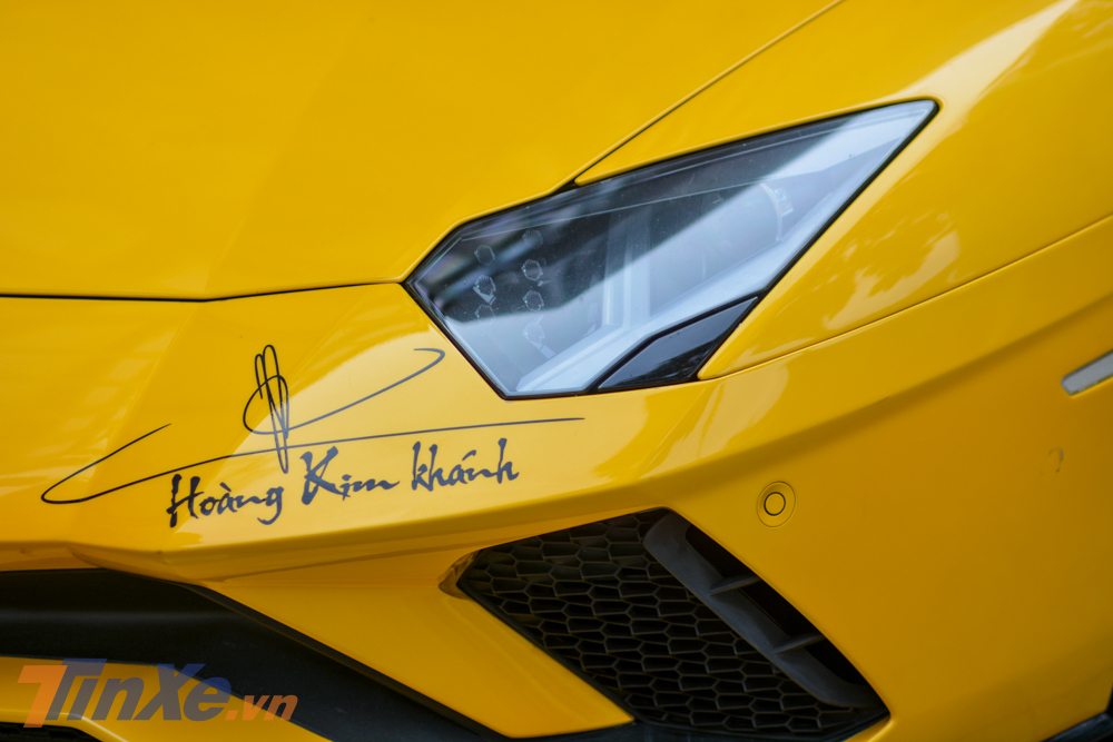 Ngo&agrave;i ra l&agrave; t&ecirc;n của chủ nh&acirc;n chiếc si&ecirc;u xe Lamborghini Aventador S LP740-4 c&ugrave;ng chữ k&yacute; xuất hiện gần đ&egrave;n pha ph&iacute;a b&ecirc;n ghế l&aacute;i v&agrave; b&ecirc;n h&ocirc;ng xe