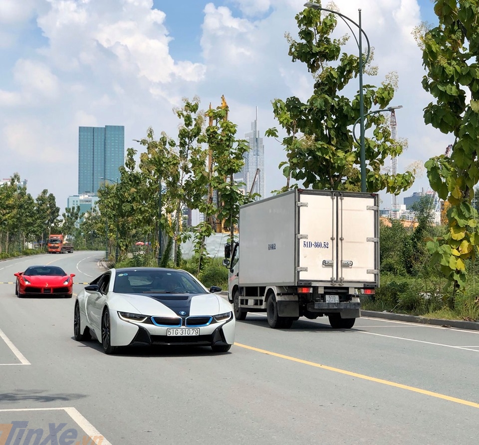 cặp đ&ocirc;i si&ecirc;u xe BMW i8 v&agrave; Ferrari 488 GTB m&agrave;u đỏ tại quận 2