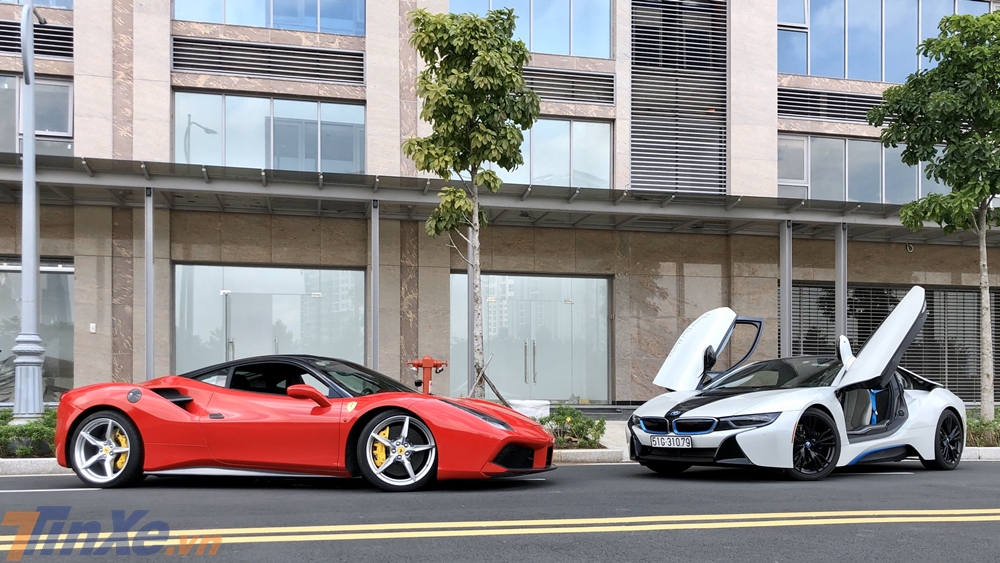 BMW i8 tuy kh&ocirc;ng phải l&agrave; mẫu si&ecirc;u xe thuần tốc độ như Ferrari 488 GTB nhưng lại g&acirc;y ch&uacute; &yacute; ở thiết kế