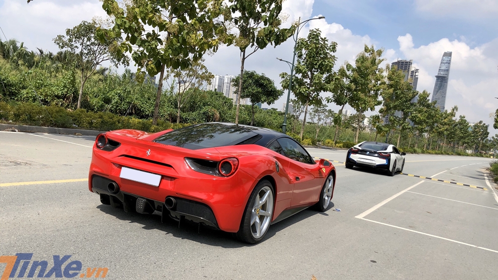 si&ecirc;u xe Ferrari 488 GTB mất khoảng thời gian 3 gi&acirc;y để tăng tốc từ vị tr&iacute; xuất ph&aacute;t l&ecirc;n 100 km/h