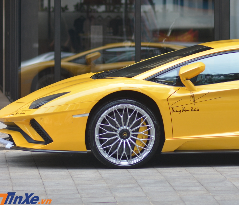 Lamborghini Aventador S LP740-4 còn có bộ mâm đa chấu kép mới siêu nhẹ với mâm trước có kích thước 20 inch và bánh sau là 21 inch Lamborghini Aventador S LP740-4 còn có bộ mâm đa chấu kép mới siêu nhẹ với mâm trước có kích thước 20 inch và bánh sau là 21 inch