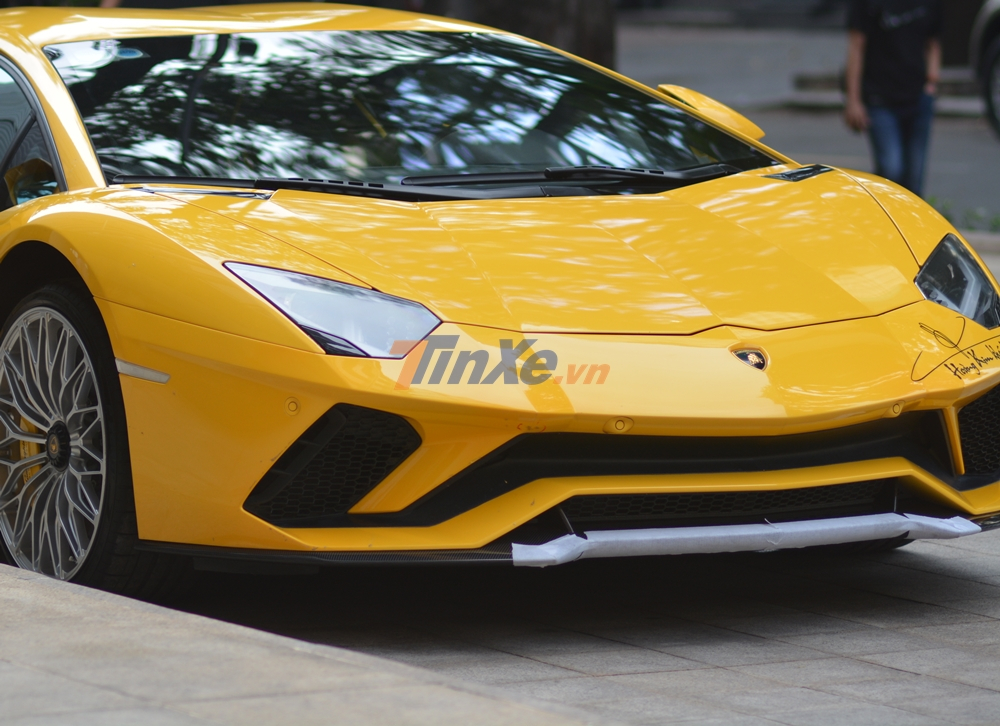 Lamborghini Aventador S LP740-4 là bản nâng cấp giữa vòng đời với phần đầu xe thiết kế lại hầm hố hơn. Hốc gió bên hông có thêm thanh chia gió Lamborghini Aventador S LP740-4 là bản nâng cấp giữa vòng đời với phần đầu xe thiết kế lại hầm hố hơn. Hốc gió bên hông có thêm thanh chia gió