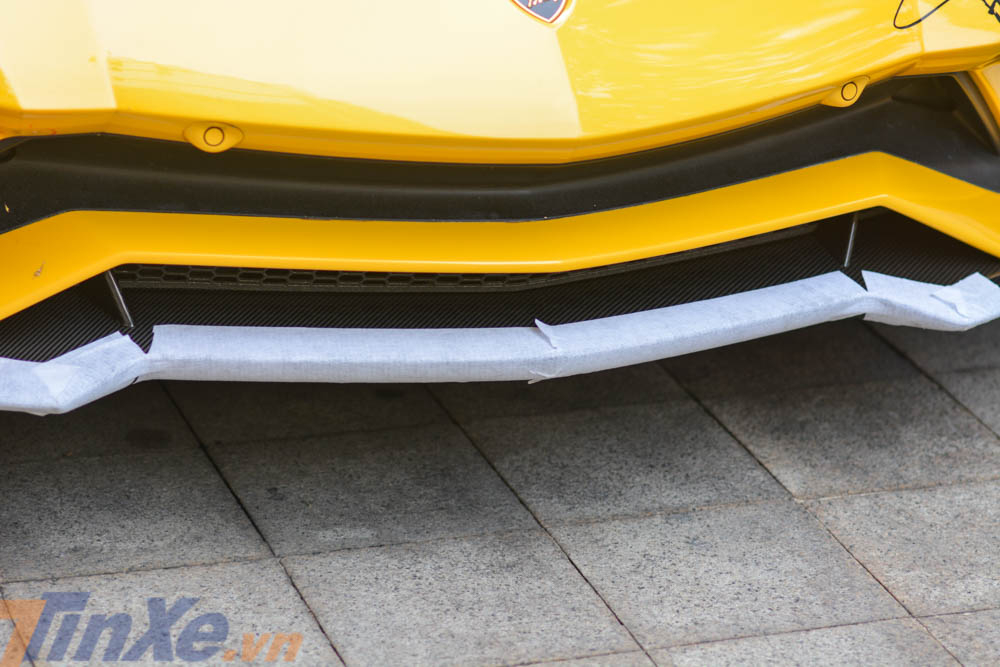 Cánh lướt gió carbon này vẫn còn lớp đề-can bảo vệ Cánh lướt gió carbon này vẫn còn lớp đề-can bảo vệ