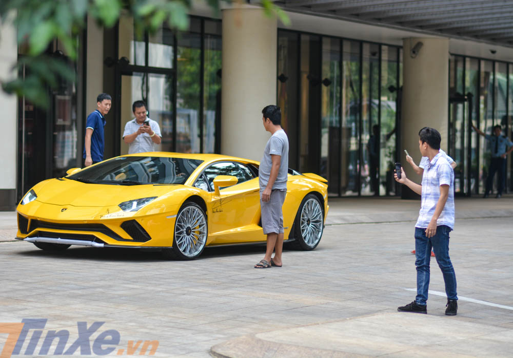 Một số bạn trẻ đứng chụp ảnh Lamborghini Aventador S LP740-4 Một số bạn trẻ đứng chụp ảnh Lamborghini Aventador S LP740-4