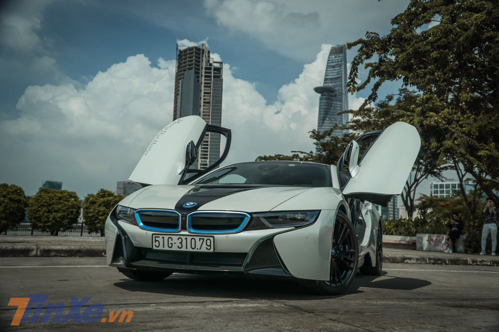 Tại thời điểm đ&oacute; một chiếc BMW i8 lăn b&aacute;nh với biển trắng sẽ c&oacute; gi&aacute; kh&ocirc;ng dưới 8 tỷ đồng
