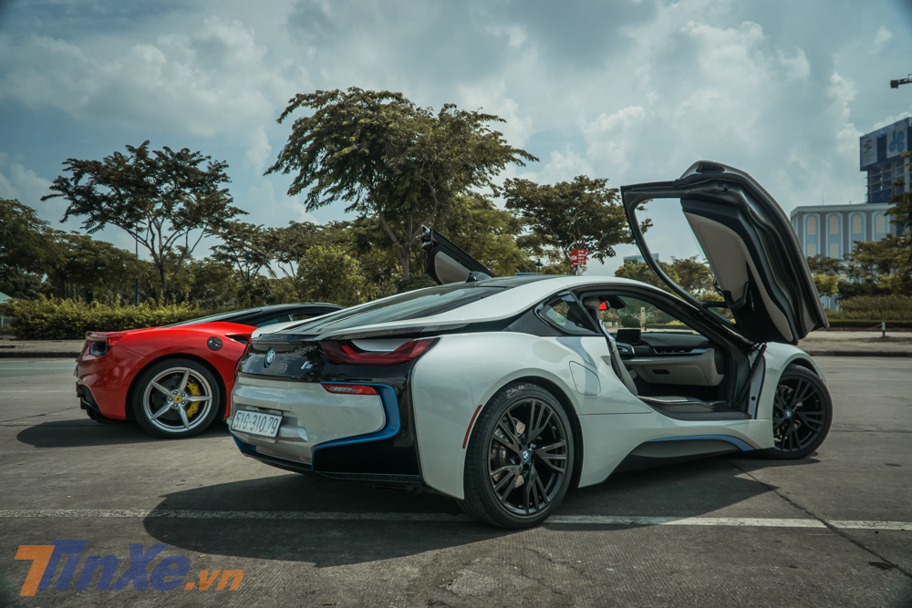 BMW i8 m&agrave;u trắng thả d&aacute;ng c&ugrave;ng với si&ecirc;u xe Ferrari 488 GTB m&agrave;u đỏ