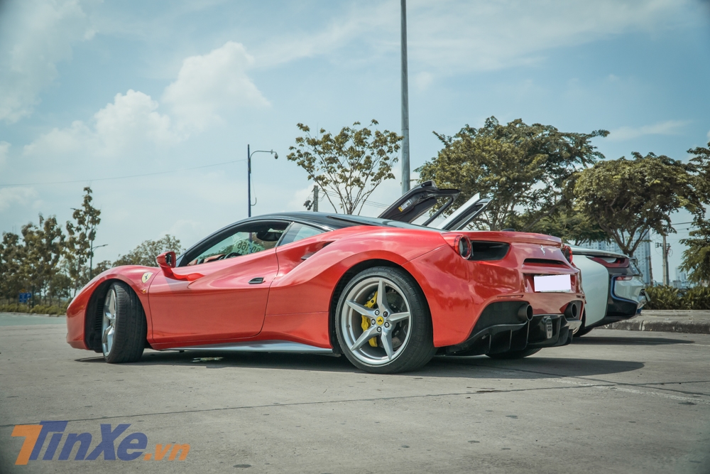 B&ecirc;n cạnh ngoại thất m&agrave;u đỏ mới được thay &aacute;o bằng đề-can, chiếc si&ecirc;u xe Ferrari 488 GTB n&agrave;y c&ograve;n c&oacute; nhiều chi tiết carbon ở ngoại h&igrave;nh như cản va trước, nẹp sườn b&ecirc;n h&ocirc;ng, hốc gi&oacute; hay khuếch t&aacute;n sau.