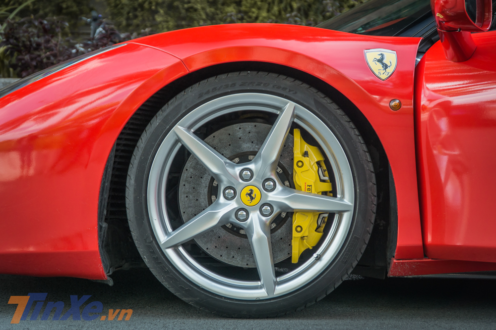 Chưa hết chiếc si&ecirc;u xe Ferrari 488 GTB mới thay &aacute;o m&agrave;u đỏ c&ograve;n c&oacute; bộ m&acirc;m 5 chấu đơn sơn m&agrave;u bạc v&agrave; kẹp phanh m&agrave;u v&agrave;ng