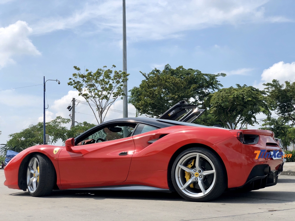 chiếc siêu xe Ferrari 488 GTB này nguyên bản có màu sơn xám Grigio Silverstone